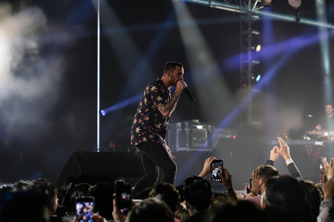 某歌手演唱会现场突发意外，粉丝目击全程录像曝光